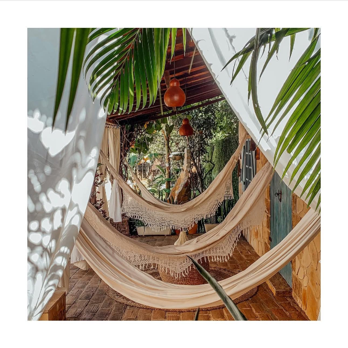 Linda e charmosa, a Pousada Carioca fica na Rua São Francisco, no coração de Jeri. Um refúgio acolhedor com clima de casa, piscina, café da manhã delicioso e atendimento cheio de carinho. Perto de tudo, mas com a tranquilidade perfeita pra relaxar e aproveitar o melhor da vila. 🌴✨