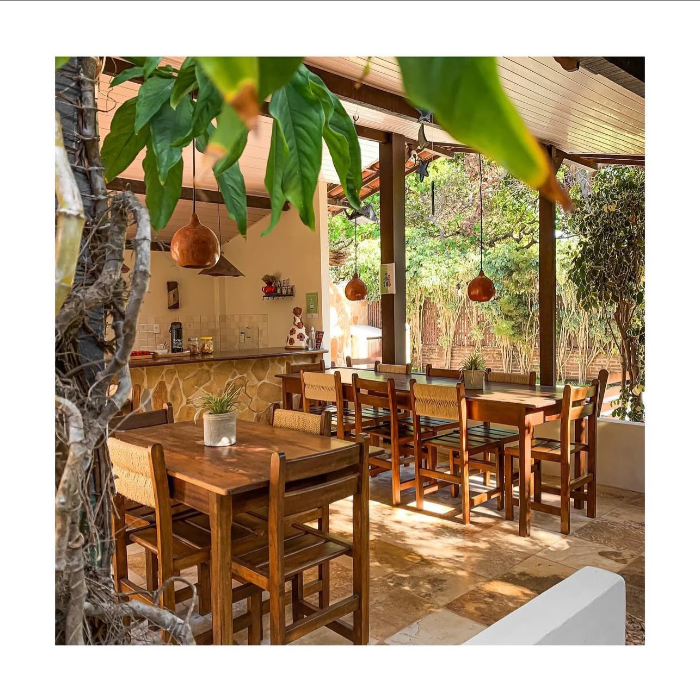 Linda e charmosa, a Pousada Carioca fica na Rua São Francisco, no coração de Jeri. Um refúgio acolhedor com clima de casa, piscina, café da manhã delicioso e atendimento cheio de carinho. Perto de tudo, mas com a tranquilidade perfeita pra relaxar e aproveitar o melhor da vila. 🌴✨