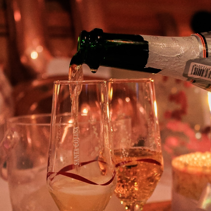 🌿✨ Chalé Poncho Serrano – um refúgio para dois ✨🌿

Pensado com todo carinho para receber casais, nosso chalé é um refúgio de conforto e romantismo 💖. Aqui, cada detalhe convida a viver momentos únicos a dois: o calor da lareira 🔥, o sabor de um bom vinho 🍷, uma música suave ao fundo 🎶 e o silêncio da natureza que envolve e acalma 🌙.

O ambiente foi projetado para que vocês se desconectem do mundo e se conectem entre si 💞. Pela manhã, é possível desfrutar de um delicioso café da manhã ☕🥐 — um serviço à parte, preparado com todo amor pela proprietária, com produtos frescos e produzidos no local 🍓🍯.

Um convite para viver o simples, o bonito e o essencial: o amor 💫.