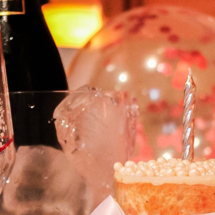 🌿✨ Chalé Poncho Serrano – um refúgio para dois ✨🌿

Pensado com todo carinho para receber casais, nosso chalé é um refúgio de conforto e romantismo 💖. Aqui, cada detalhe convida a viver momentos únicos a dois: o calor da lareira 🔥, o sabor de um bom vinho 🍷, uma música suave ao fundo 🎶 e o silêncio da natureza que envolve e acalma 🌙.

O ambiente foi projetado para que vocês se desconectem do mundo e se conectem entre si 💞. Pela manhã, é possível desfrutar de um delicioso café da manhã ☕🥐 — um serviço à parte, preparado com todo amor pela proprietária, com produtos frescos e produzidos no local 🍓🍯.

Um convite para viver o simples, o bonito e o essencial: o amor 💫.