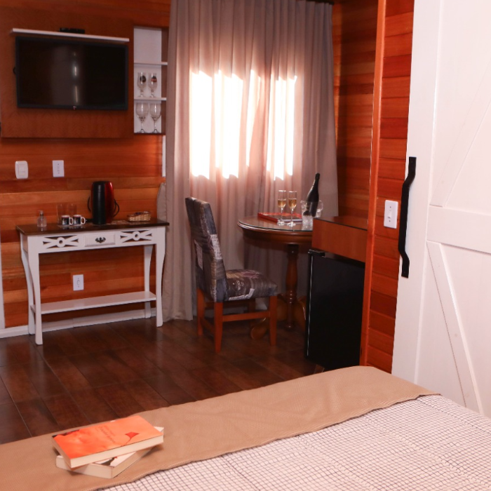 🌿✨ Chalé Poncho Serrano – um refúgio para dois ✨🌿

Pensado com todo carinho para receber casais, nosso chalé é um refúgio de conforto e romantismo 💖. Aqui, cada detalhe convida a viver momentos únicos a dois: o calor da lareira 🔥, o sabor de um bom vinho 🍷, uma música suave ao fundo 🎶 e o silêncio da natureza que envolve e acalma 🌙.

O ambiente foi projetado para que vocês se desconectem do mundo e se conectem entre si 💞. Pela manhã, é possível desfrutar de um delicioso café da manhã ☕🥐 — um serviço à parte, preparado com todo amor pela proprietária, com produtos frescos e produzidos no local 🍓🍯.

Um convite para viver o simples, o bonito e o essencial: o amor 💫.