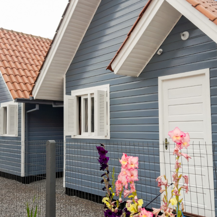 🌿✨ Chalé Poncho Serrano – um refúgio para dois ✨🌿

Pensado com todo carinho para receber casais, nosso chalé é um refúgio de conforto e romantismo 💖. Aqui, cada detalhe convida a viver momentos únicos a dois: o calor da lareira 🔥, o sabor de um bom vinho 🍷, uma música suave ao fundo 🎶 e o silêncio da natureza que envolve e acalma 🌙.

O ambiente foi projetado para que vocês se desconectem do mundo e se conectem entre si 💞. Pela manhã, é possível desfrutar de um delicioso café da manhã ☕🥐 — um serviço à parte, preparado com todo amor pela proprietária, com produtos frescos e produzidos no local 🍓🍯.

Um convite para viver o simples, o bonito e o essencial: o amor 💫.