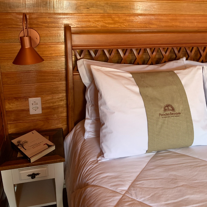 🌿✨ Chalé Poncho Serrano – um refúgio para dois ✨🌿

Pensado com todo carinho para receber casais, nosso chalé é um refúgio de conforto e romantismo 💖. Aqui, cada detalhe convida a viver momentos únicos a dois: o calor da lareira 🔥, o sabor de um bom vinho 🍷, uma música suave ao fundo 🎶 e o silêncio da natureza que envolve e acalma 🌙.

O ambiente foi projetado para que vocês se desconectem do mundo e se conectem entre si 💞. Pela manhã, é possível desfrutar de um delicioso café da manhã ☕🥐 — um serviço à parte, preparado com todo amor pela proprietária, com produtos frescos e produzidos no local 🍓🍯.

Um convite para viver o simples, o bonito e o essencial: o amor 💫.