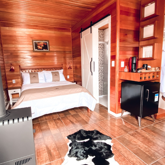 🌿✨ Chalé Poncho Serrano – um refúgio para dois ✨🌿

Pensado com todo carinho para receber casais, nosso chalé é um refúgio de conforto e romantismo 💖. Aqui, cada detalhe convida a viver momentos únicos a dois: o calor da lareira 🔥, o sabor de um bom vinho 🍷, uma música suave ao fundo 🎶 e o silêncio da natureza que envolve e acalma 🌙.

O ambiente foi projetado para que vocês se desconectem do mundo e se conectem entre si 💞. Pela manhã, é possível desfrutar de um delicioso café da manhã ☕🥐 — um serviço à parte, preparado com todo amor pela proprietária, com produtos frescos e produzidos no local 🍓🍯.

Um convite para viver o simples, o bonito e o essencial: o amor 💫.