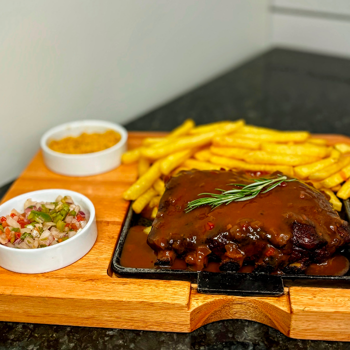 Mais do que um lanche, o Society serve experiências. Com receitas exclusivas, combinações ousadas e ingredientes selecionados, cada detalhe é pensado para surpreender seu paladar. Além do delivery, oferecemos ambientes acolhedores, perfeitos para reunir a família e os amigos, celebrar bons momentos e criar memórias em torno da mesa. “Nunca será só Futebol!"