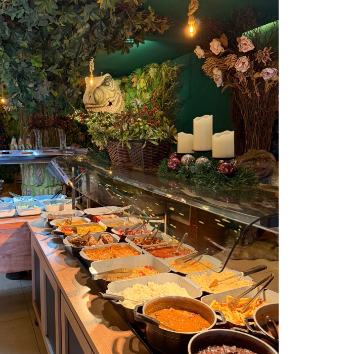 🌴 Dino Jungle – Sabor de Paraty a Poucos metros do Centro Histórico

Localizado próximo ao charmoso Centro Histórico de Paraty, o Dino Jungle é o lugar ideal para quem busca comida de verdade, bem servida e com aquele toque caseiro que lembra cozinha de família.

Durante o dia, o restaurante oferece uma grande variedade de pratos feitos, sempre frescos: peixes, moquecas, camarão, molho de camarão, bife acebolado e opções tradicionais do dia a dia, tudo preparado com tempero equilibrado e saboroso.

À noite, o Dino Jungle se transforma em um point gastronômico descontraído, com hambúrgueres artesanais, opções especiais com influências da casa, além de preparos quentinhos como yakisoba e lámen, perfeitos para encerrar o dia com conforto.

O ambiente é acolhedor, convidativo e pensado para receber tanto viajantes quanto moradores que procuram boa comida, preço justo e atendimento que faz você se sentir à vontade.

Dino Jungle – a pausa saborosa que faz sua experiência em Paraty ainda melhor.