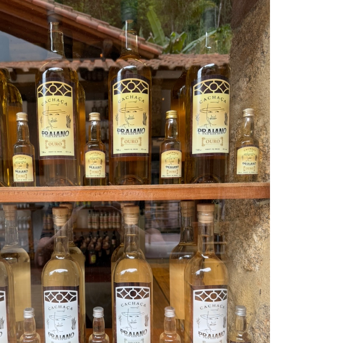 No Alambique Praiano, o tempo passa devagar. A brisa do mar encontra o aroma da cana e cada destilado carrega um pedacinho do litoral.