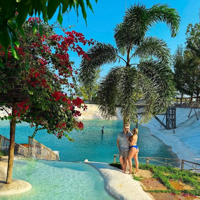 Um lugar perfeito para passar o dia com a família e amigos!
Aqui você encontra restaurante, bar, piscina e tirolesa, tudo em um só espaço para aproveitar momentos inesquecíveis.