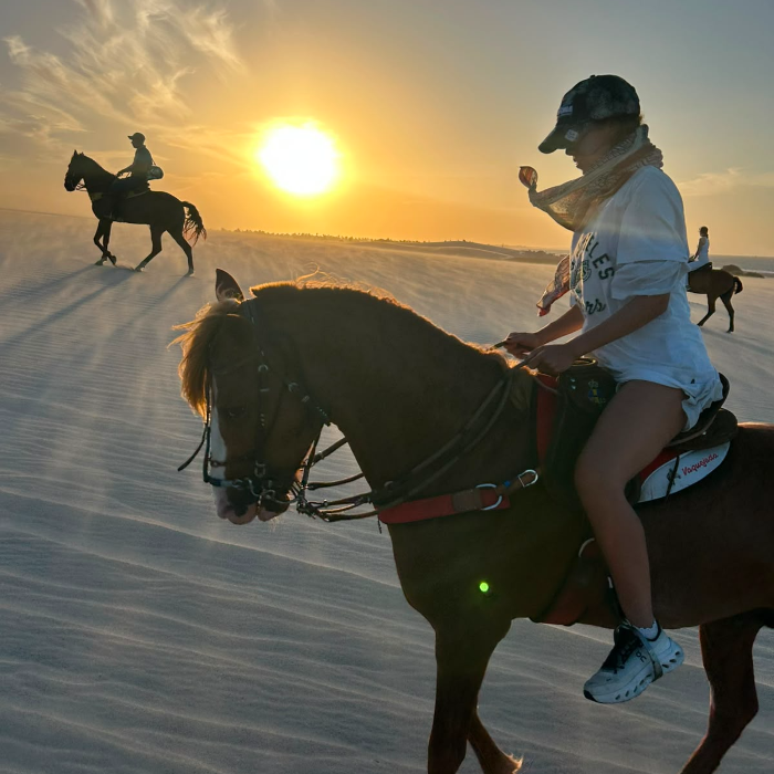 O passeio a cavalo nas dunas da praia da barrinha sem dúvidas é uma das experiências mais marcantes da região de Jericoacoara, animais super bem cuidados te levam por dunas, lagoas e paisagens de tirar o fôlego,  nossos guias acompanham todo o passeio registrando com fotos e vídeos sensacionais
