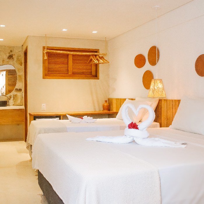 A Pousada Vila de Pedra oferece uma experiência acolhedora e autêntica no coração de Jericoacoara, unindo conforto, localização privilegiada e o charme da vila. Um refúgio pensado para quem valoriza viver Jeri de forma leve, prática e com atenção aos detalhes.