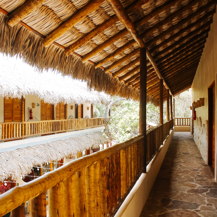 A Pousada Vila de Pedra oferece uma experiência acolhedora e autêntica no coração de Jericoacoara, unindo conforto, localização privilegiada e o charme da vila. Um refúgio pensado para quem valoriza viver Jeri de forma leve, prática e com atenção aos detalhes.