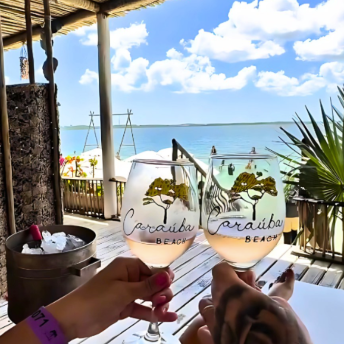 O Caraúba Beach é um dos espaços mais charmosos da Lagoa do Paraíso em Jericoacoara, com águas cristalinas, estrutura confortável e aquele clima que convida a desacelerar. Uma experiência pensada para quem quer viver o melhor de Jeri longe da agitação, com pés na água e drink na mão.