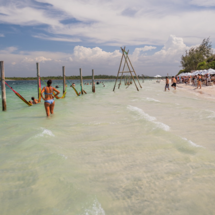 O Caraúba Beach é um dos espaços mais charmosos da Lagoa do Paraíso em Jericoacoara, com águas cristalinas, estrutura confortável e aquele clima que convida a desacelerar. Uma experiência pensada para quem quer viver o melhor de Jeri longe da agitação, com pés na água e drink na mão.