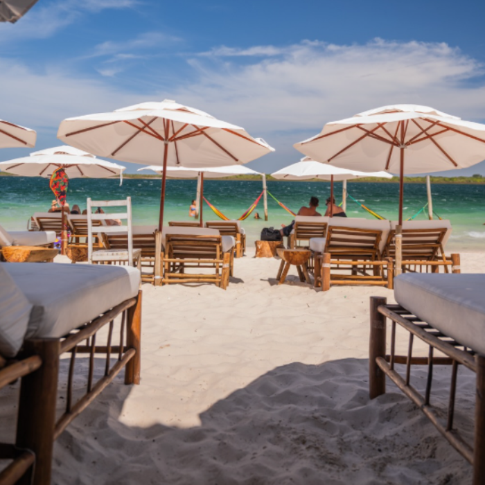 O Caraúba Beach é um dos espaços mais charmosos da Lagoa do Paraíso em Jericoacoara, com águas cristalinas, estrutura confortável e aquele clima que convida a desacelerar. Uma experiência pensada para quem quer viver o melhor de Jeri longe da agitação, com pés na água e drink na mão.